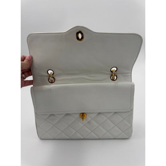 Chanel Vintage Classic Double Flap Bag in White Lambskin with 24K Gold Hardware - Picture 4 of 8